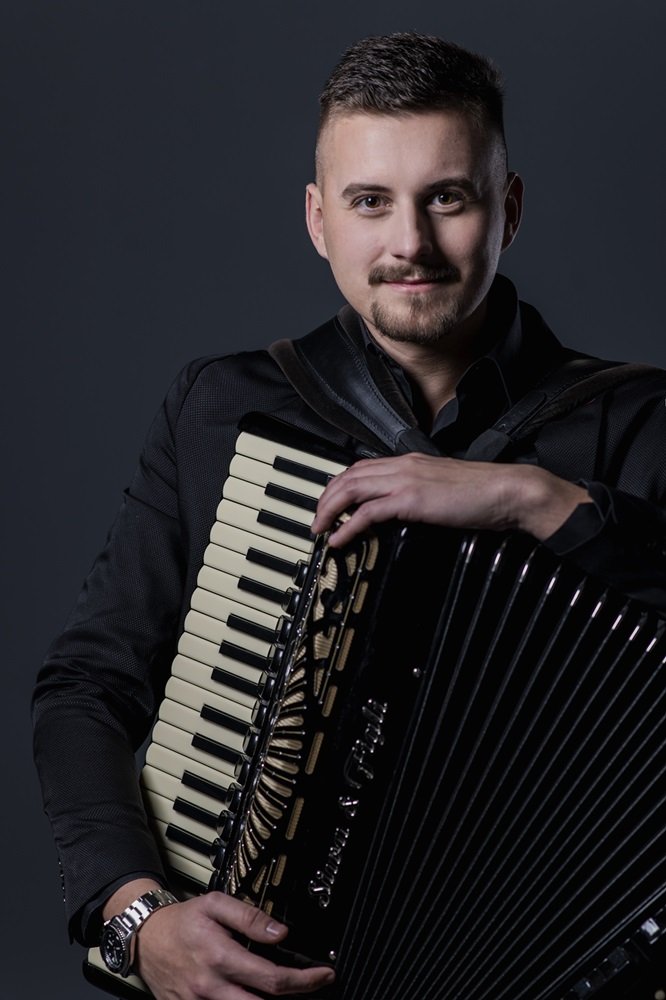 Ivan Marčec s harmonikom, portret