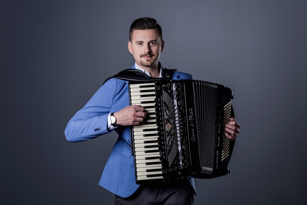 Ivan Marčec svira harmoniku